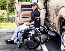 آموزش انتقال معلولان و سالمندان از ویلچر به صندلی اتومبیل 